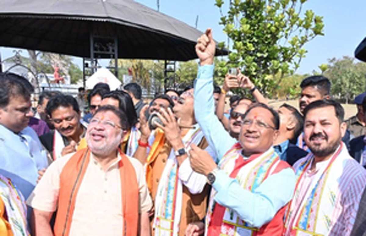 रायपुर में विष्णु देव साय ने मकर संक्रांति पर उड़ाई पतंग